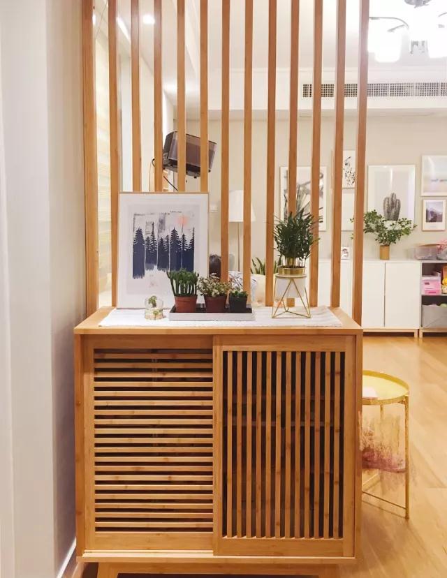 用栅栏和鞋柜隔出一个小玄关.